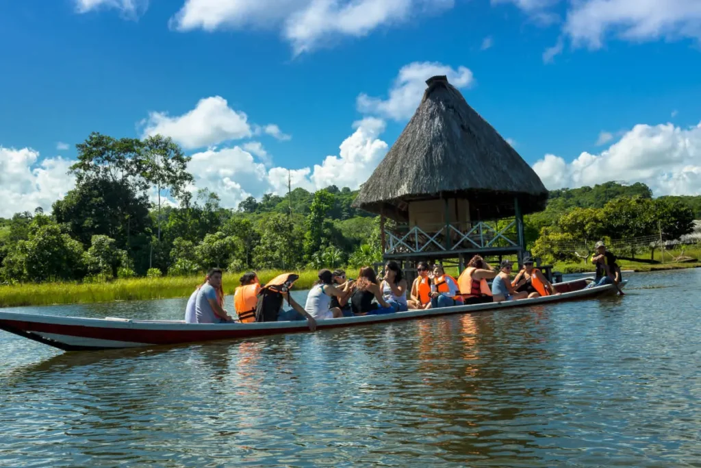 turismo en el rio amazonas
